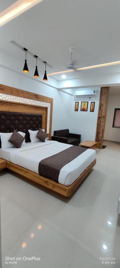 Collection O Hotel Green Park Anand Bagian luar foto