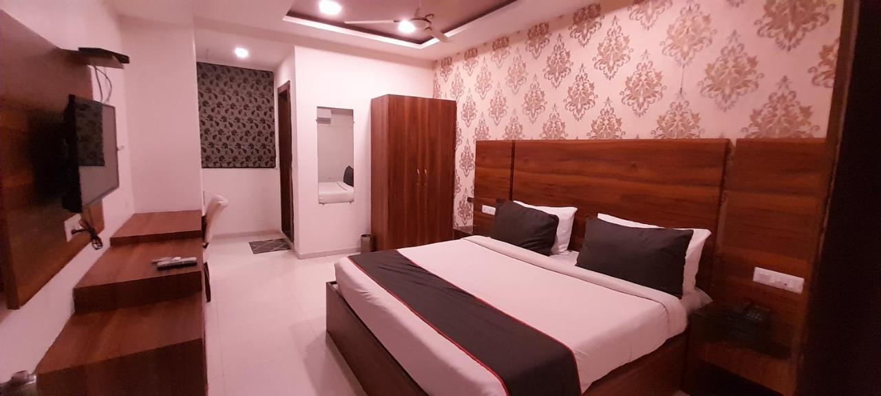 Collection O Hotel Green Park Anand Bagian luar foto